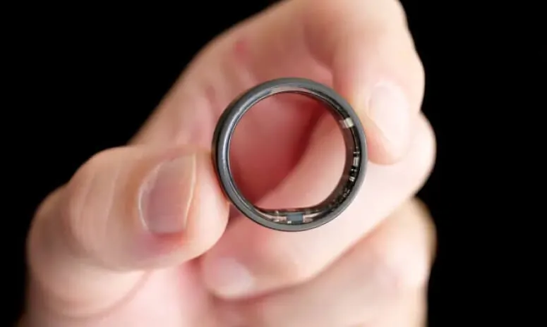 Herz P1 Smart Ring held between fingers showing internal sensors